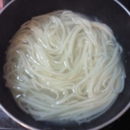 今日のお昼ご飯はまた乾麺だったからうどんでお邪魔しま～す♪非常食用に乾麺買いだめしてあるけど期限近くなってきたから食べ始めたよ(^_-)ご馳走さまでした～